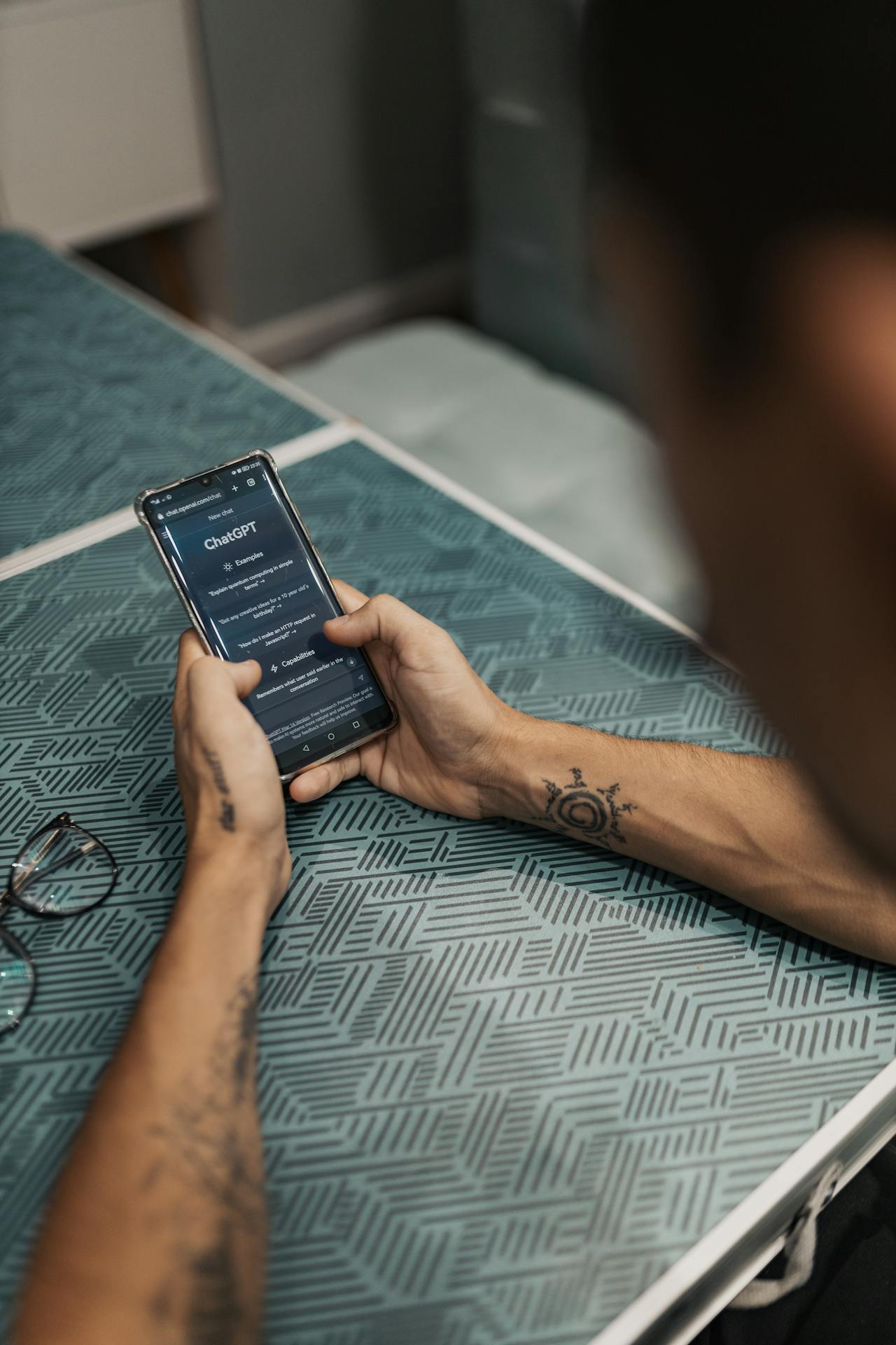 Artisan parlant à son smartphone pour répondre à une question via une intelligence artificielle