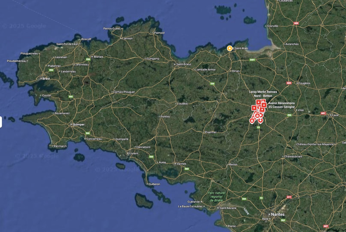 Carte de Bretagne sur un écran de smartphone montrant des épingles de localisation d'entreprises locales