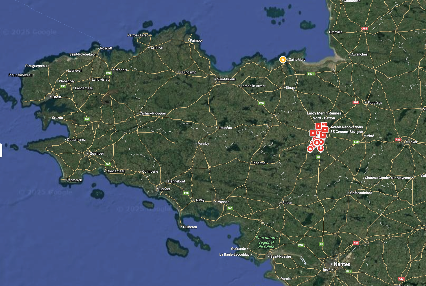 Carte de Bretagne sur un écran de smartphone montrant des épingles de localisation d'entreprises locales